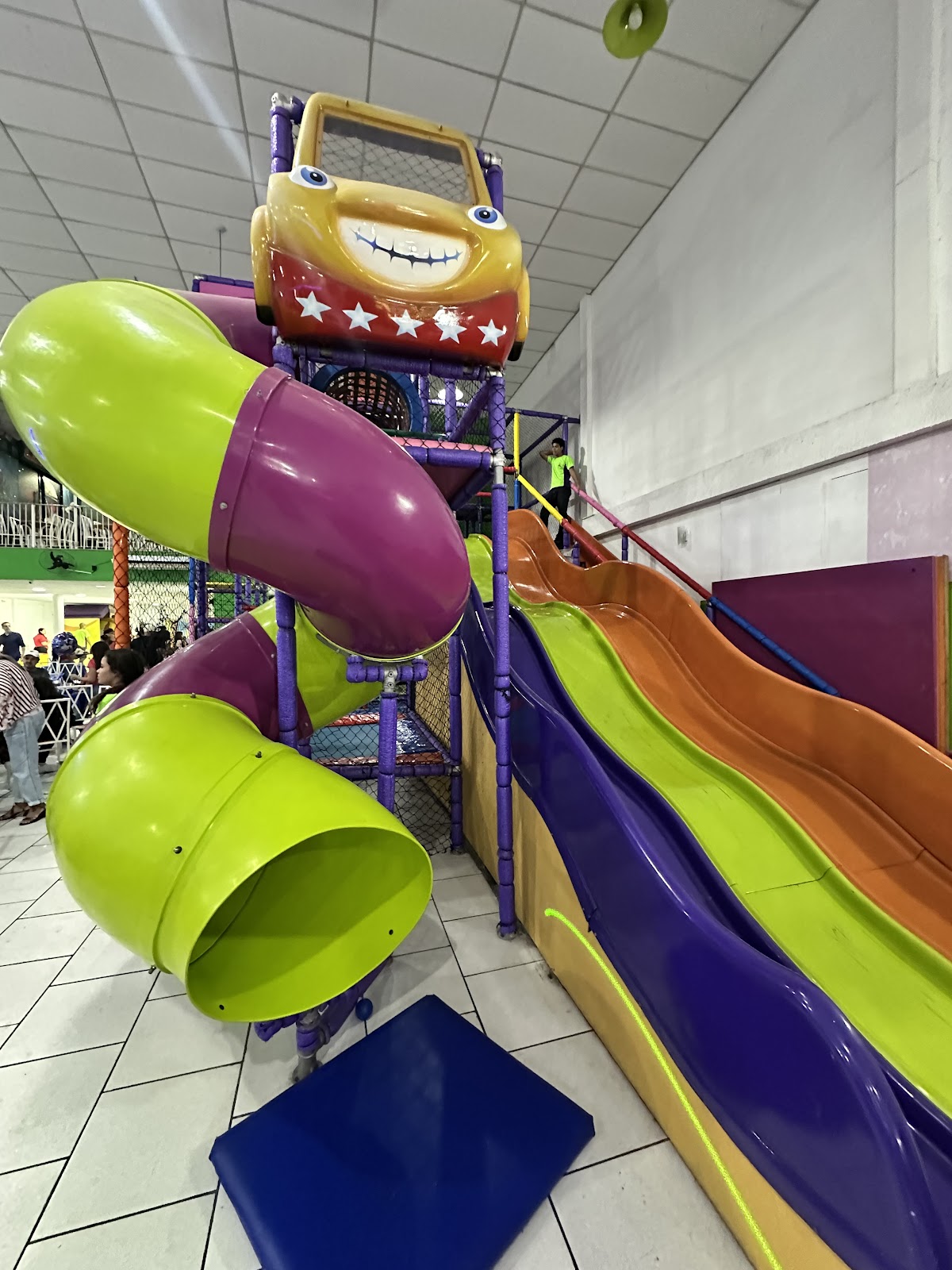 Playground colorido da UAU Kids em Taquara